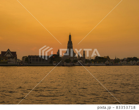 タイ・バンコク ワットアルン(暁の寺) 夕景 Wat Arun, Bangkok, Thailand タイ・バンコク ワットアルン(暁の寺) 夕景 Wat Arun, Bangkok, Thailand 83353718