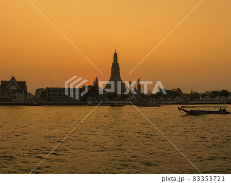 タイ・バンコク ワットアルン(暁の寺) 夕景 Wat Arun, Bangkok, Thailand タイ・バンコク ワットアルン(暁の寺) 夕景 Wat Arun, Bangkok, Thailand 83353721