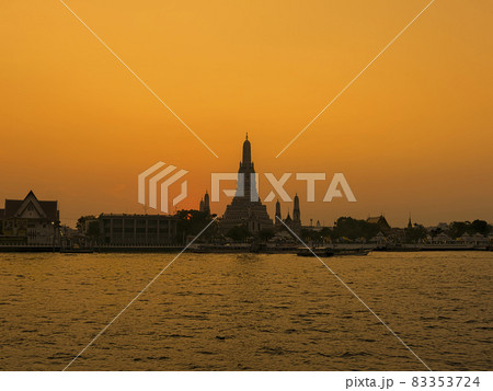 タイ・バンコク ワットアルン(暁の寺) 夕景 Wat Arun, Bangkok, Thailand タイ・バンコク ワットアルン(暁の寺) 夕景 Wat Arun, Bangkok, Thailand 83353724