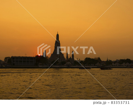 タイ・バンコク ワットアルン（暁の寺） 夕景 Wat Arun, Bangkok, Thailand 83353731