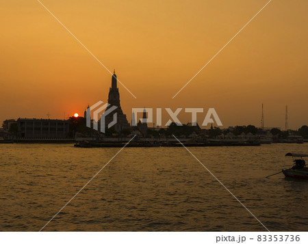 タイ・バンコク ワットアルン(暁の寺) 夕景 Wat Arun, Bangkok, Thailand タイ・バンコク ワットアルン(暁の寺) 夕景 Wat Arun, Bangkok, Thailand 83353736
