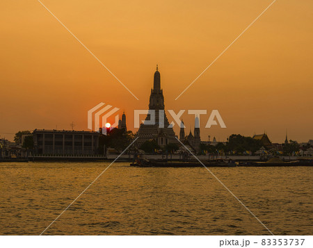 タイ・バンコク ワットアルン（暁の寺） 夕景 Wat Arun, Bangkok, Thailand 83353737