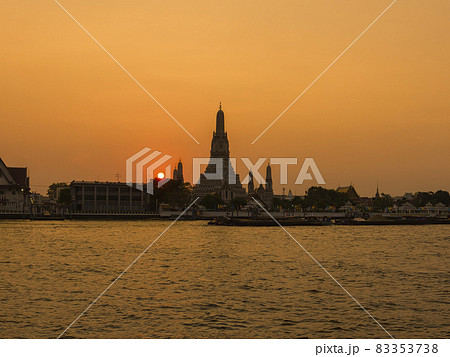 タイ・バンコク ワットアルン(暁の寺) 夕景 Wat Arun, Bangkok, Thailand タイ・バンコク ワットアルン(暁の寺) 夕景 Wat Arun, Bangkok, Thailand 83353738