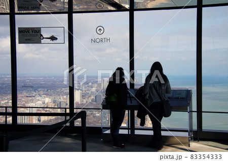 ジョンハンコックセンター展望台「360シカゴ」からの眺望と観光客　アメリカ 83354333