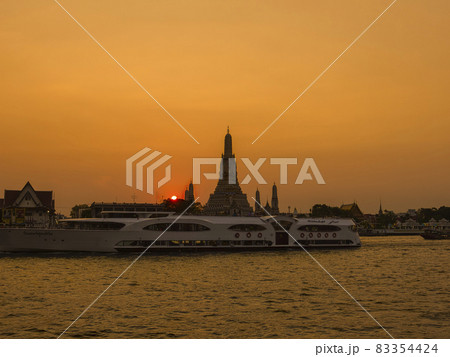タイ バンコク チャオプラヤー川クルーズ船・ワットアルン 夕景 夕日 Bangkok, TH 83354424