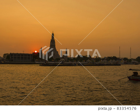 タイ・バンコク ワットアルン（暁の寺） 夕景 Wat Arun, Bangkok, Thailand 83354576