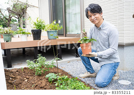 自宅の庭でガーデニングをするミドル男性 83355211