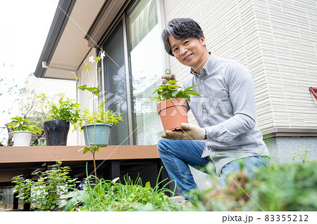 自宅の庭でガーデニングをするミドル男性 83355212