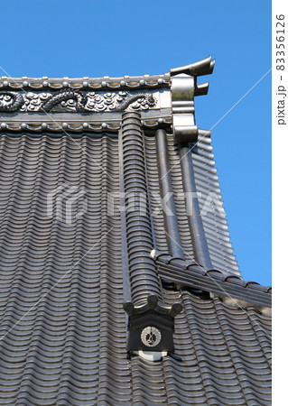 整然と並ぶ寺院の屋根瓦 整然と並ぶ寺院の屋根瓦 83356126
