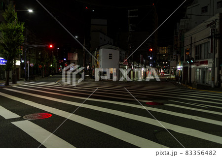 大阪豊中・真夜中の豊中駅周辺、本町のスクランブル交差点 83356482