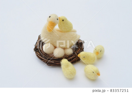 羊毛フェルトのアヒルの親子　 83357251