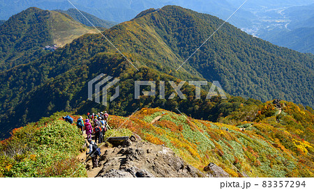 紅葉季節下谷川山和天神嶺的登山者 照片素材 圖片 圖庫