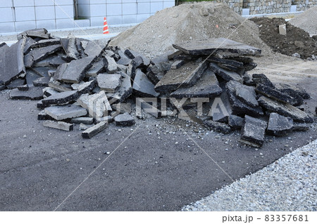 道路工事現場で掘り返したアスファルトの残がい 道路工事現場で掘り返したアスファルトの残がい 83357681
