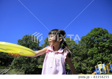 フリスビーをする女子小学生 (6歳) 83358255