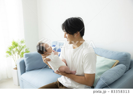 2ヶ月の赤ちゃん　お父さん 83358313