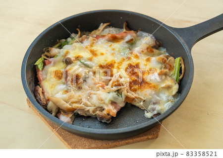 キノコとベーコンの餅ピザ 83358521