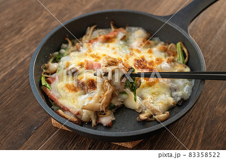 キノコとベーコンの餅ピザ 83358522