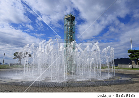 サンポートの青空をバックにしたすがすがしい噴水 83359138