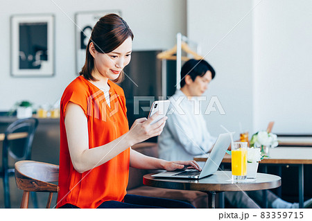 カフェで仕事をする若い女性 カフェで仕事をする若い女性 83359715
