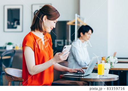 カフェで仕事をする若い女性 カフェで仕事をする若い女性 83359716