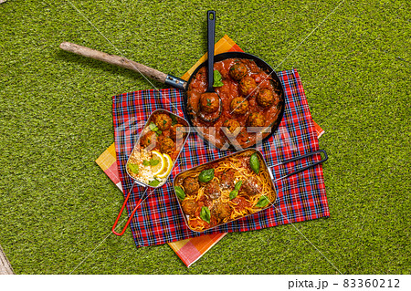 キャンプ料理　Western style camping food outdoors  83360212