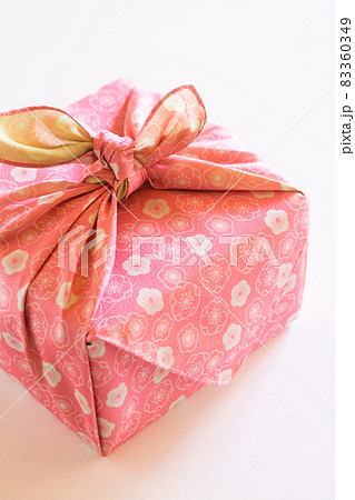 和の贈り物・風呂敷包み 和の贈り物・風呂敷包み 83360349