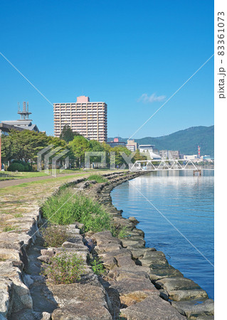 【琵琶湖の湖畔 (プロムナード)】 滋賀県大津市におの浜 【琵琶湖の湖畔 (プロムナード)】 滋賀県大津市におの浜 83361073