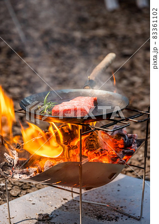 キャンプで焚き火 Bonfire with outdoor camping キャンプで焚き火 Bonfire with outdoor camping 83361102