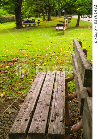 公園のベンチ 83361482