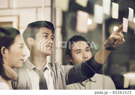 asian small company businesspeople young entrepreneurs meeing discussing in office using sticky note 83361525