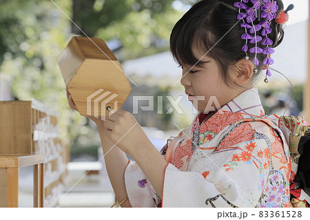 神社でおみくじをする七五三姿の女子小学生 (7歳) 神社でおみくじをする七五三姿の女子小学生 (7歳) 83361528