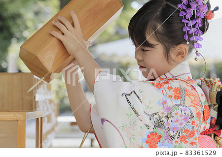 神社でおみくじをする七五三姿の女子小学生 (7歳) 83361529