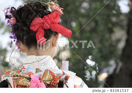 神社で七五三を祝う女子小学生 (後ろ姿) (7歳) 83361537