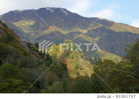 秋晴れの浅草岳は光と影－国道252号田子倉休憩所　福島県只見町 83361737