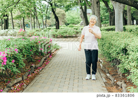 日光浴・運動する高齢者女性 83361806