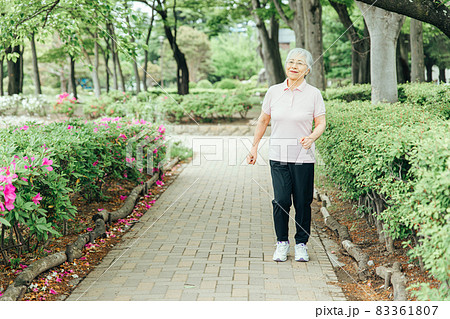 日光浴・運動する高齢者女性 83361807