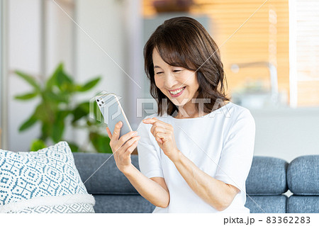 リビングでスマホを操作するシニア女性 リビングでスマホを操作するシニア女性 83362283