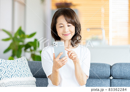 リビングでスマホを操作するシニア女性 リビングでスマホを操作するシニア女性 83362284