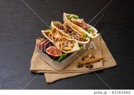 中近東料理　ケバブサンド　Middle Eastern food kebab sandwich  83363060