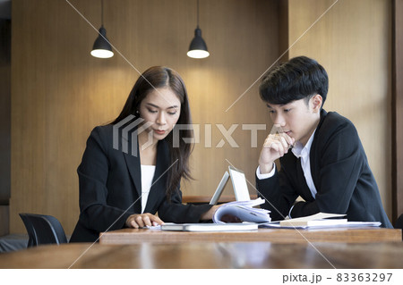 Two business people discussing the strategy plan together. 83363297