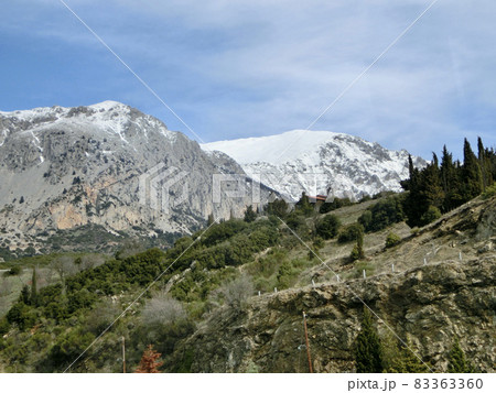 ギリシャの パルナッソス山と周囲の山々 ギリシャの パルナッソス山と周囲の山々 83363360