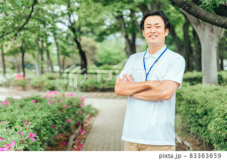 医療・介護・福祉系の男性スタッフ(腕組み) 医療・介護・福祉系の男性スタッフ(腕組み) 83363659