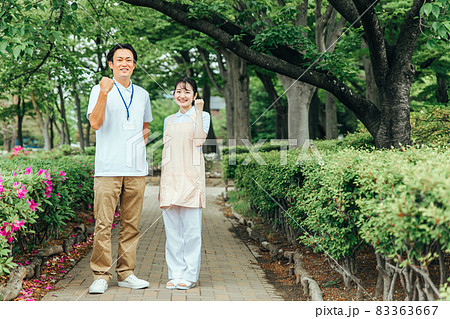 医療・介護・福祉系の男女スタッフ（ガッツポーズ・全身） 83363667