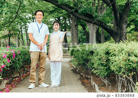 医療・介護・福祉系の男女スタッフ(全身) 医療・介護・福祉系の男女スタッフ(全身) 83363668