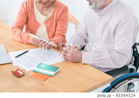 シニア夫婦　終活　遺言書　手元 83364524