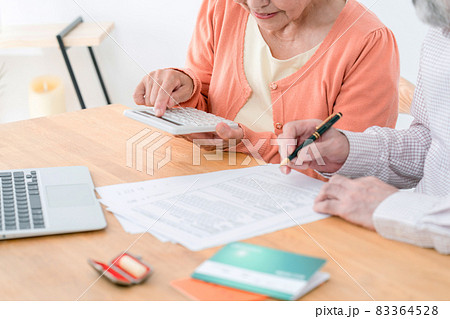 シニア夫婦　終活　遺言書　手元 83364528