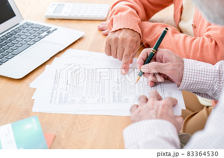 シニア夫婦　終活　遺言書　手元 83364530