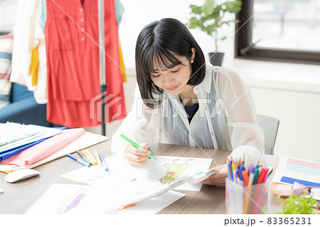 洋服のデザインを考える若い女性 83365231