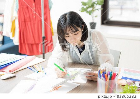 洋服のデザインを考える若い女性 洋服のデザインを考える若い女性 83365232