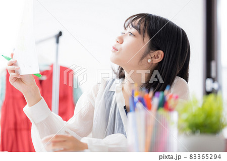 洋服のデザインを考える若い女性 洋服のデザインを考える若い女性 83365294